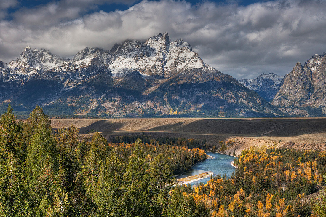 Snake River Overlook with Autumn (Fall) colour\nGrand Tetons National Park\nWyoming. USA\nLA006625