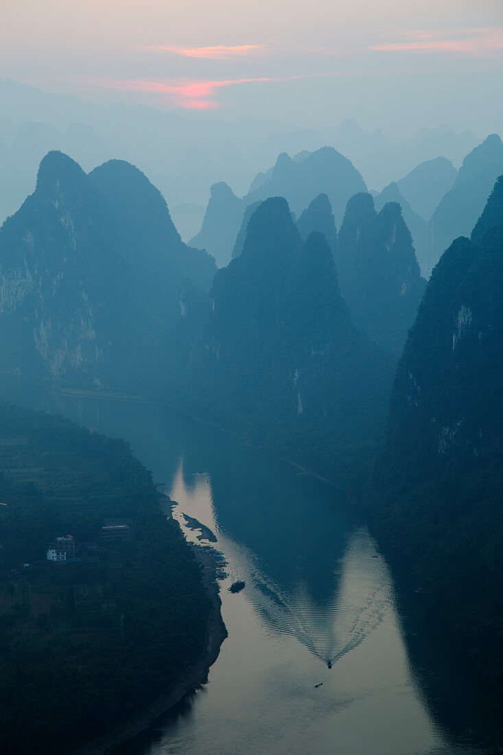 Kartlandschaft entlang des Li-Flusses bei Morgendämmerung, Guilin, Region Guangxi,, China LA008299