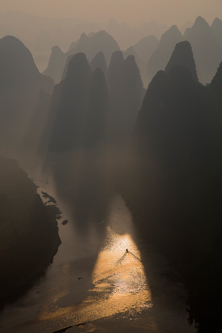 Kartlandschaft entlang des Li-Flusses bei Morgendämmerung, Guilin, Region Guangxi, China LA008305