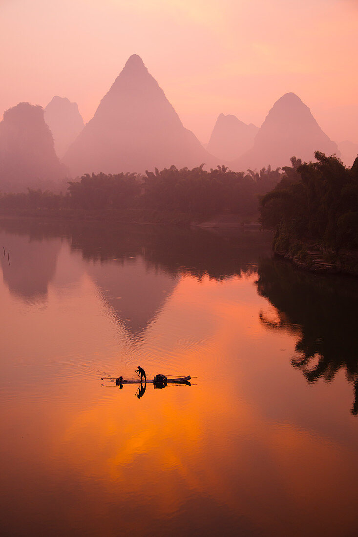 Fischer auf dem Li-Fluss bei Morgendämmerung, Guilin, Region Guangxi, China LA008228