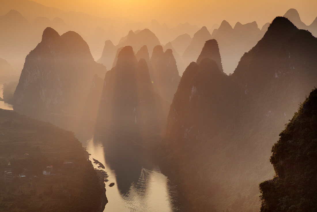Karstlandschaft und Li-Fluss bei Morgendämmerung, Guilin, Region Guangxi, China LA008086