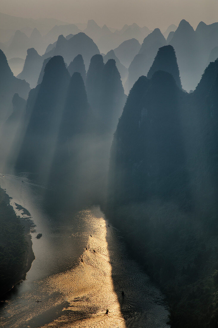 Karstlandschaft und Li-Fluss bei Morgendämmerung, Guilin, Region Guangxi, China LA008102