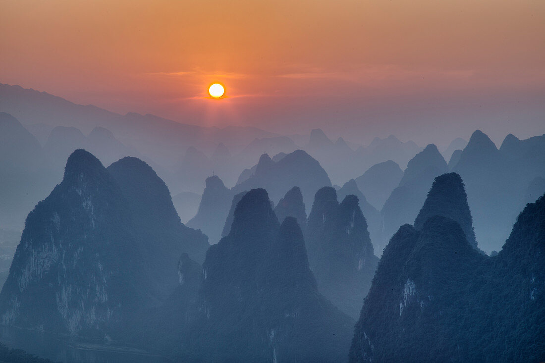 Karstlandschaft bei Sonnenaufgang, Guilin, Region Guangxi, China LA008074