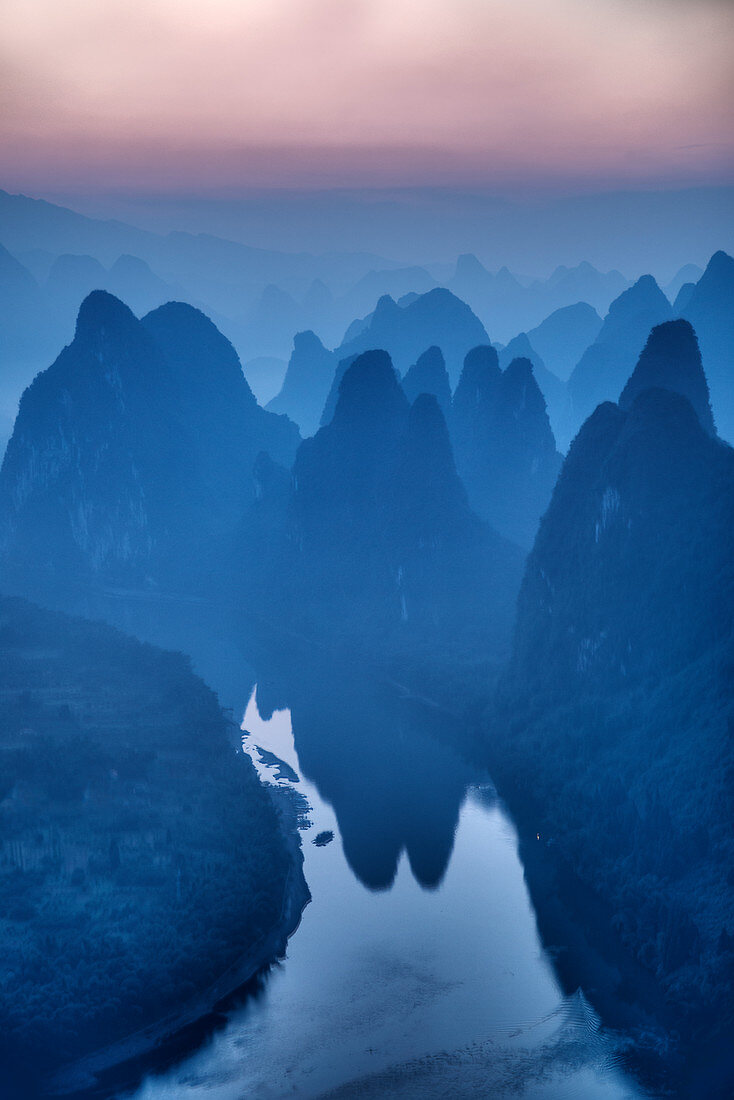 Karstlandschaft und Li-Fluss bei Morgendämmerung, Guilin, Region Guangxi, China LA008034