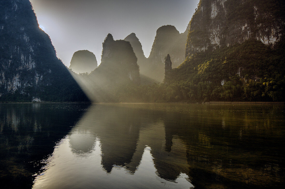 Karstlandschaft reflektiert sich im Li-Fluss, Guilin, Region Guangxi, China LA007962 wider
