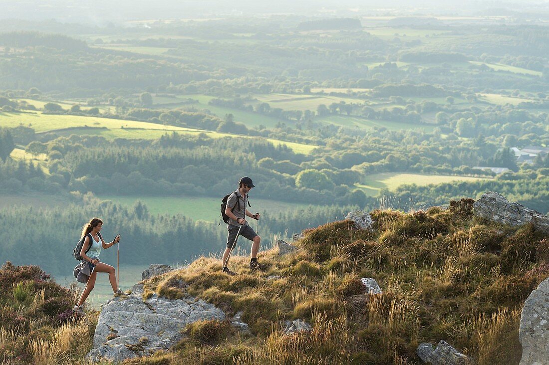 Frankreich, Finistère, Saint Rivoal, Wandern auf dem Mont Saint Michel von Brasparts und Blick auf die Monts d'Arree im regionalen Naturpark Armorica