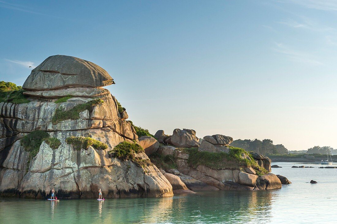 Frankreich, Cotes d'Armor, Perros Guirec, Ploumanac'h paddeln entlang der Küste von Granit Rose