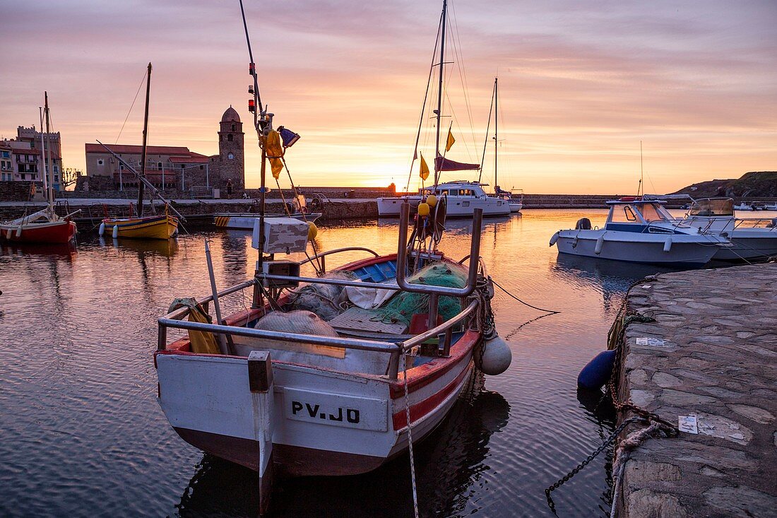 Frankreich, Pyrénées-Orientales, Côte Vermeille, Collioure, Sonnenaufgang, der Yachthafen und die Kirche Notre Dame des Anges