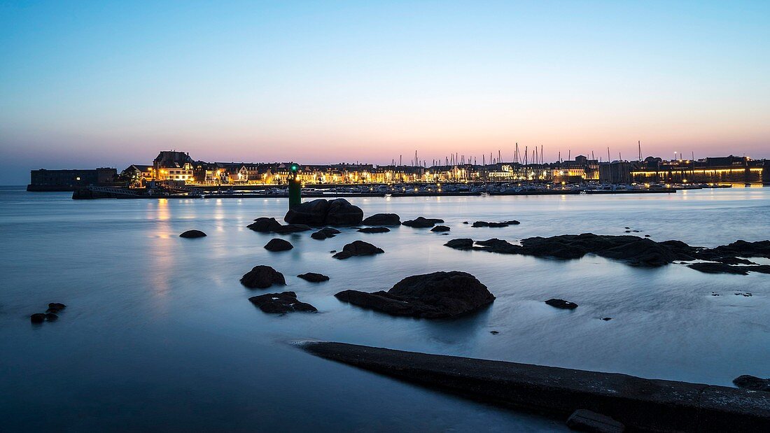 Frankreich, Finistère, Concarneau, die Stadt und der Yachthafen von der Passage Lanriec aus gesehen