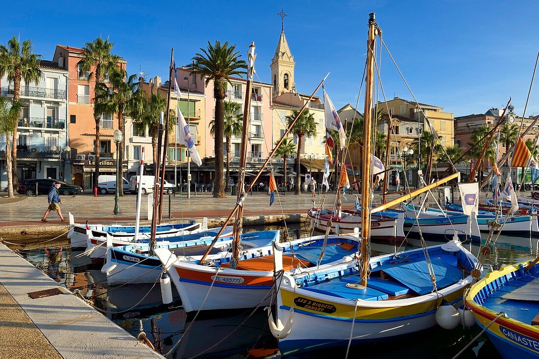 Frankreich, Var, Sanary-sur-Mer, traditionelle Fischerboote namens Pointus im Hafen und die St. Nazaire-Kirche