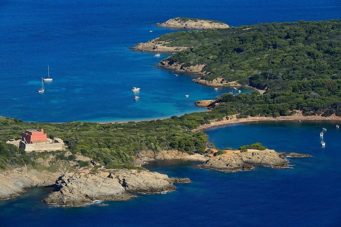 Frankreich, Var, Iles d'Hyeres, Parc National de Port Cros (Nationalpark von Port Cros), Insel Porquerolles, das Fort du Grand Langoustier links und die Bucht Mas du Langoustier rechts (Luftaufnahme)