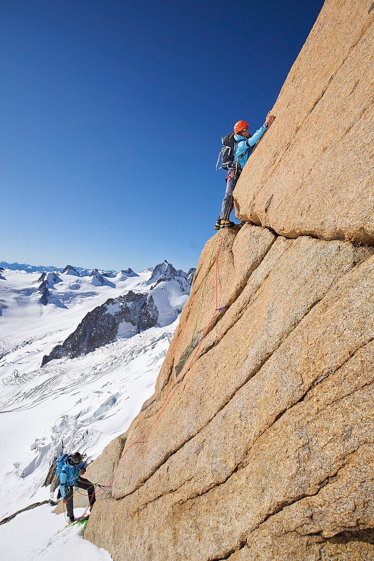 Frankreich, Haute Savoie, Chamonix, Alpinisten auf der klassischen Route Aiguille du Midi (3848 m), Aiguille du Plan (3673 m)