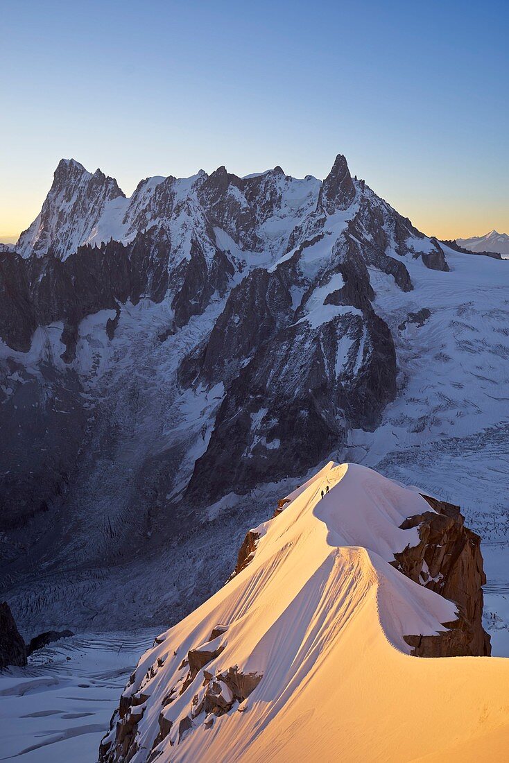 Frankreich, Haute Savoie, Chamonix, Alpinisten auf der klassischen Route Aiguille du Midi (3848 m), Aiguille du Plan (3673 m)