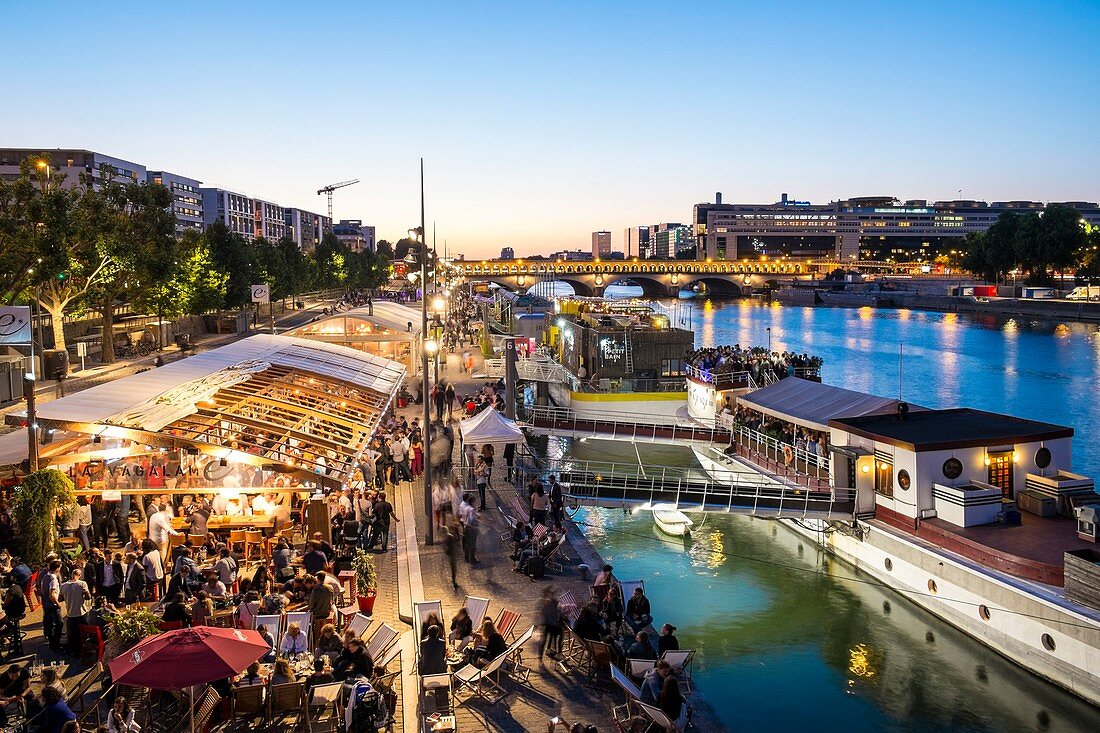 Frankreich, Paris, Quai François Mauriac, Strandrestaurants im Sommer entlang der Seine, im Vordergrund Vagalame Restaurant