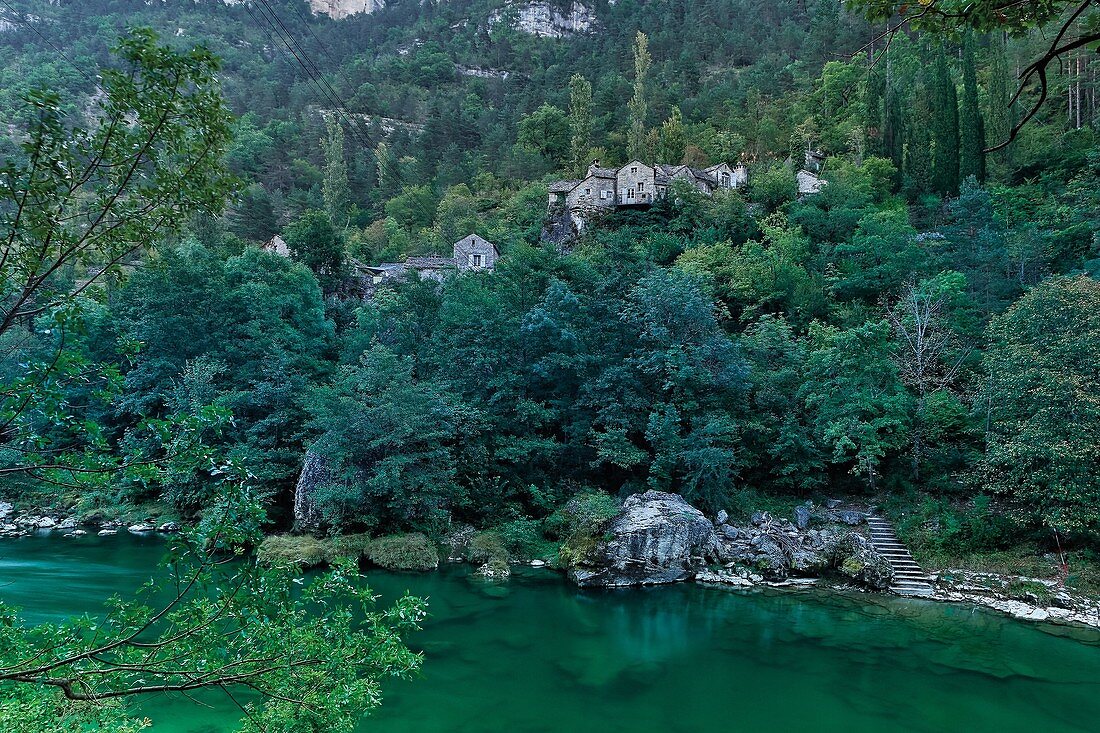 France, Aveyron, Parc Naturel Regional des Grands Causses (Natural regional park of Grands Causses), hamlet on the banks of the Tarn