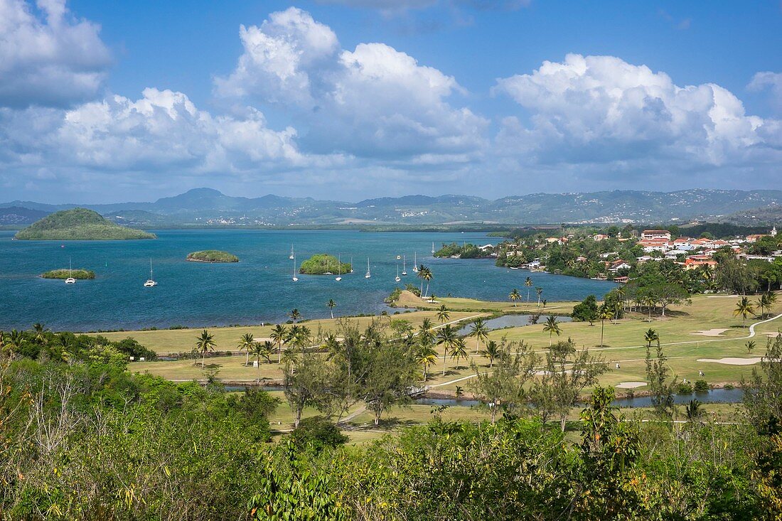 Frankreich, Martinique, Les Trois-Ilets, der Golfplatz der Kaiserin Josephine mit den drei kleinen Inseln in der Bucht von Fort-de-France