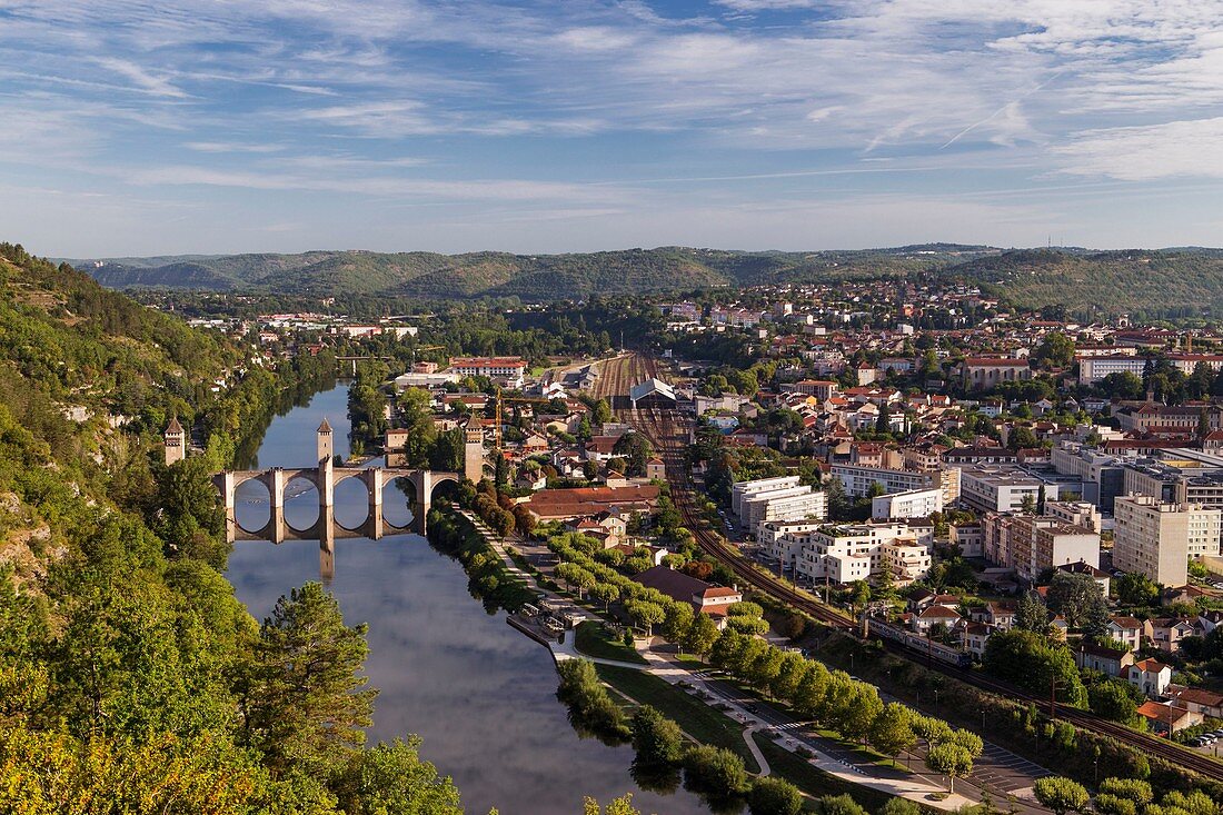 Frankreich, Lot, Bas-Quercy, Cahors, Gesamtansicht der Stadt, Valentre-Brücke aus dem XIV. Jahrhundert