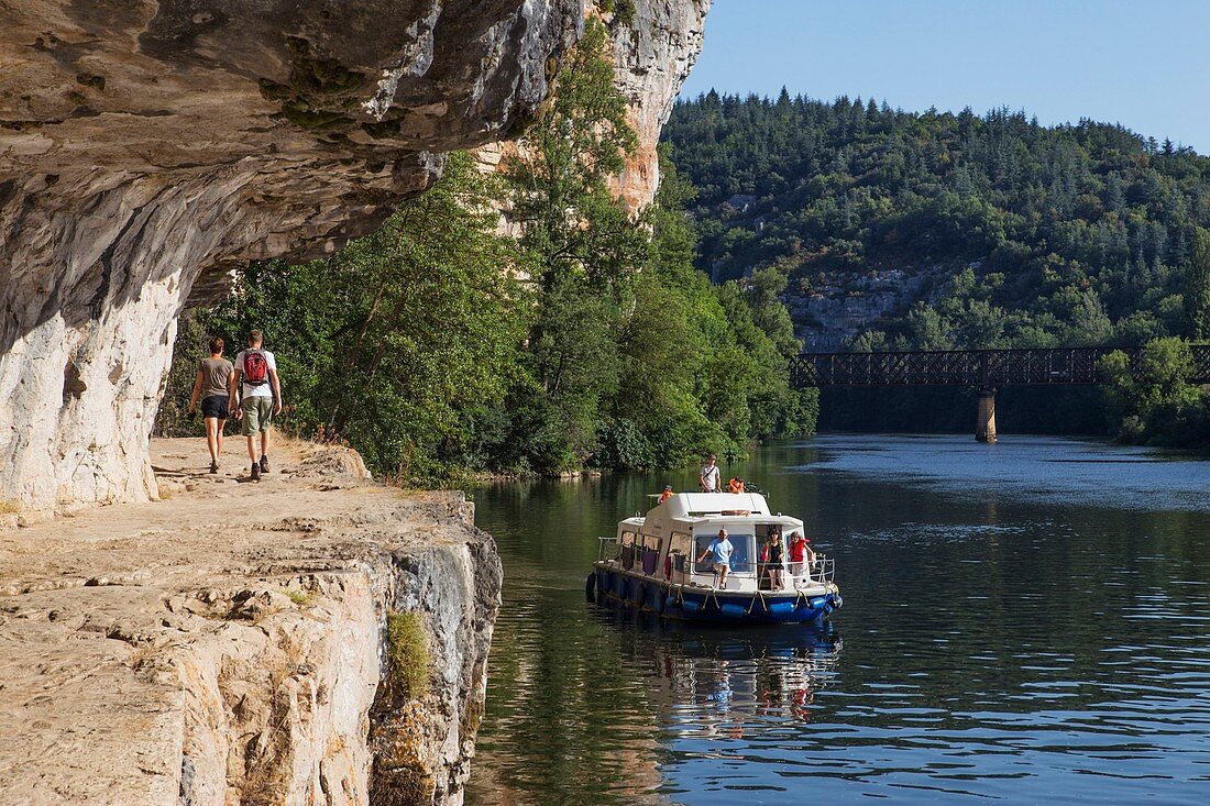 France, Lot, between Saint Cirq Lapopie and Bouzies, the Ganil towpath along the Lot river