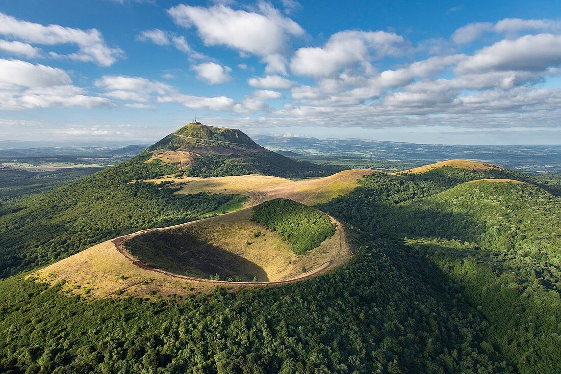 Frankreich, Puy de Dome, Gebiet, UNESCO Weltkulturerbe Gebiet, Regionaler Naturpark der Vulkane der Auvergne, Chaine des Puys, Orcines, der Krater des Vulkans Puy Pariou, der Vulkan Puy de Dome im Hintergrund (Luftaufnahme)