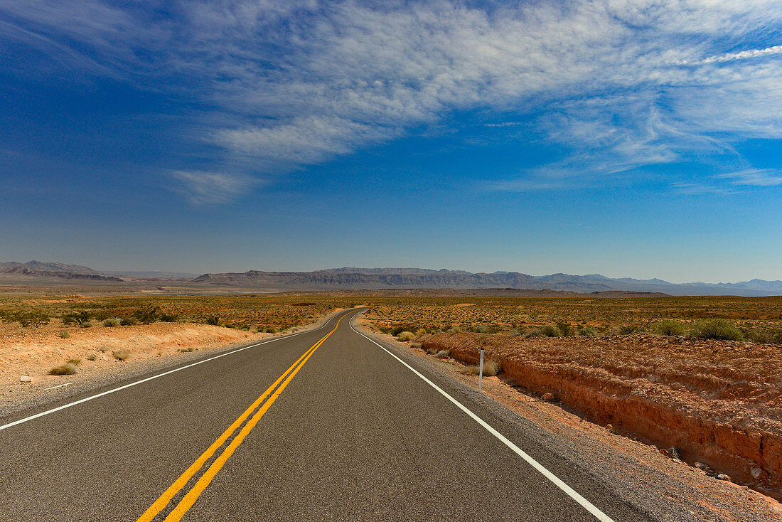 Blick auf den Highway nördlich von Page in Arizona, auf dem Weg nach Utah, USA