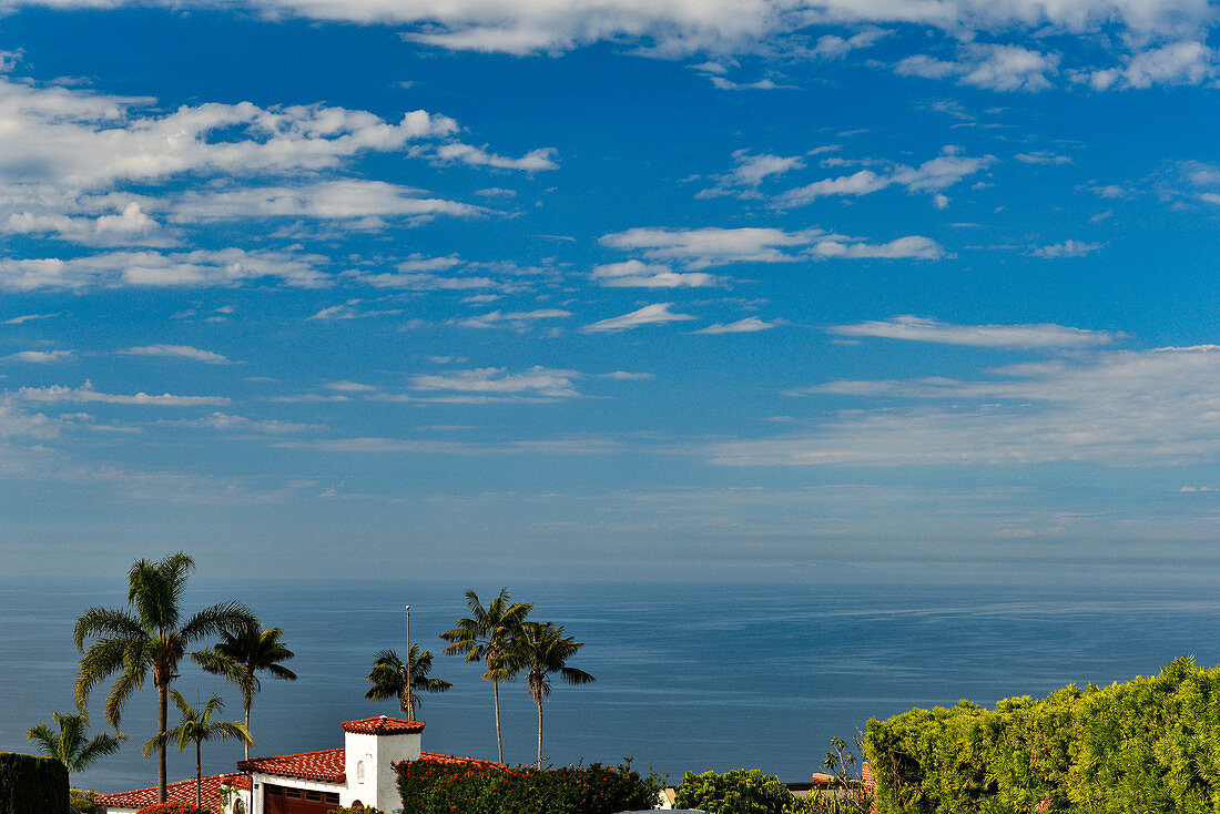 Blick auf eine Villa mit Palmen und den weiten Pazifik, Laguna Beach, Kalifornien, USA
