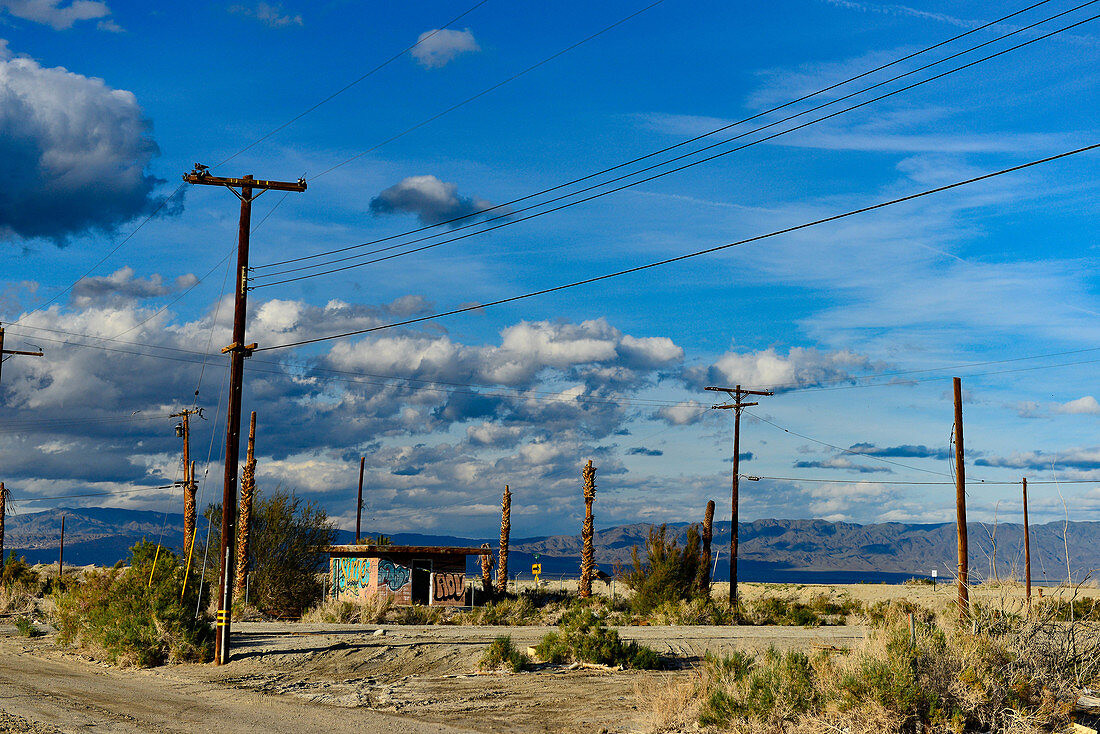 Telegraphenmasten und Ruine am Salton See in Kalifornien, USA
