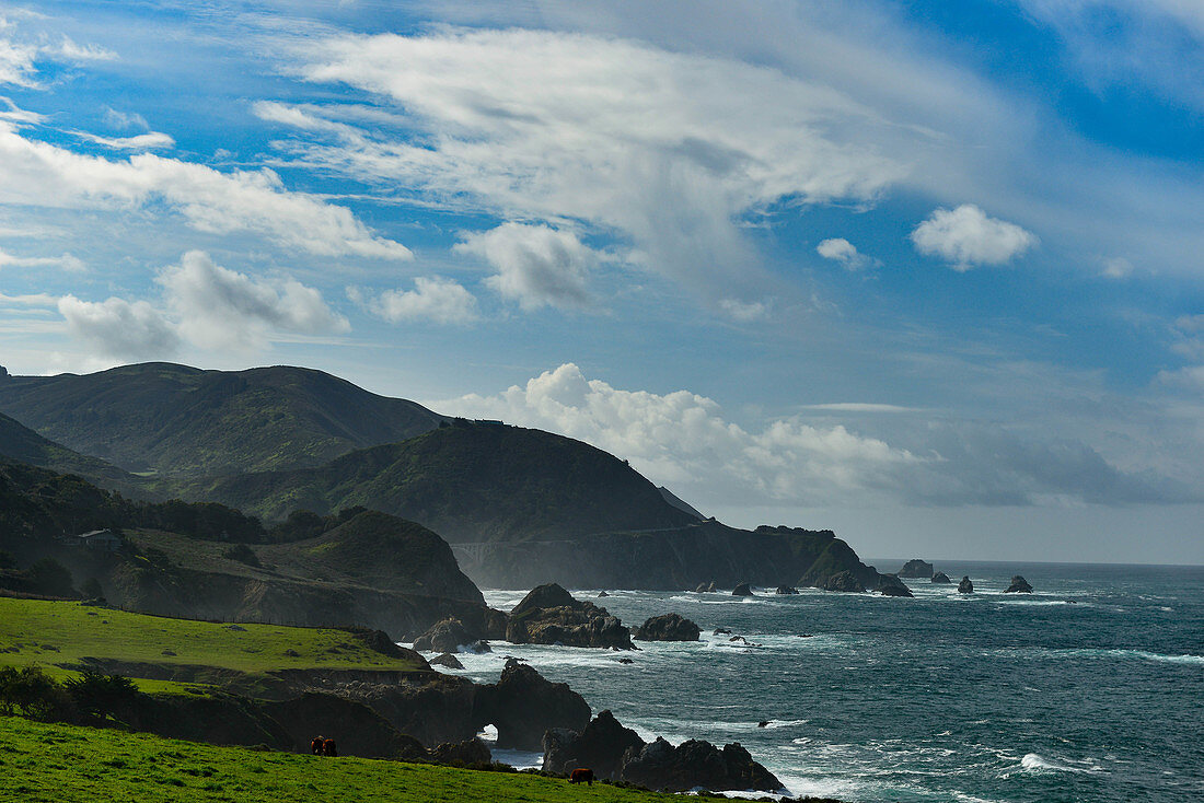 Die Pazifikküste mit Blick auf den Highway Nr. 1 und die Bixby Bridge bei Carmel Highlands, Kalifornien, USA