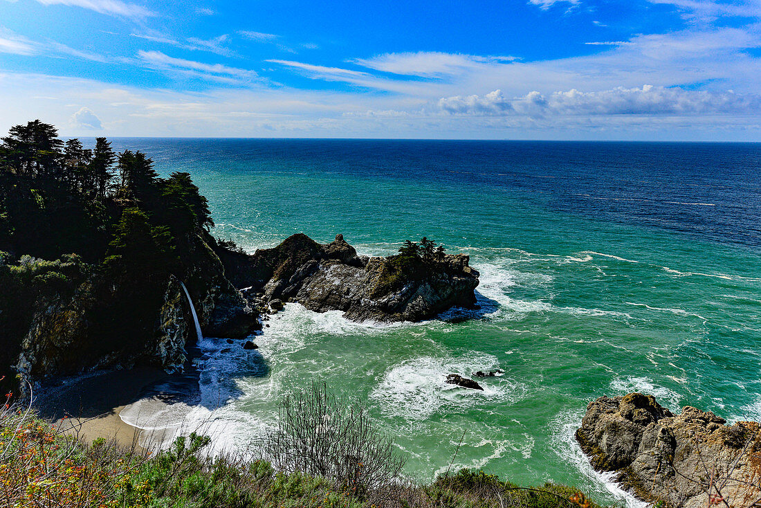 Der McWay-Wasserfall mit Blick auf den Pazifik im Julia Pfeiffer Burns State Park, Kalifornien, USA