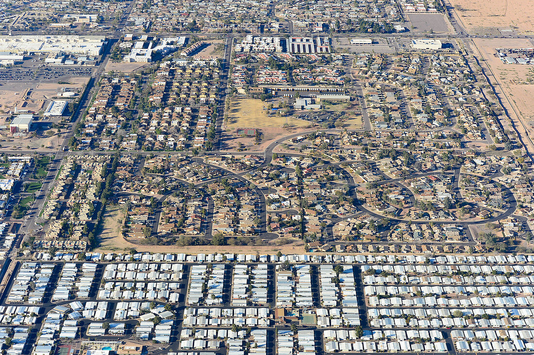 Blick von oben auf eine Wohnsiedlung in Kalifornien mit Caravanpark und Häusern, USA