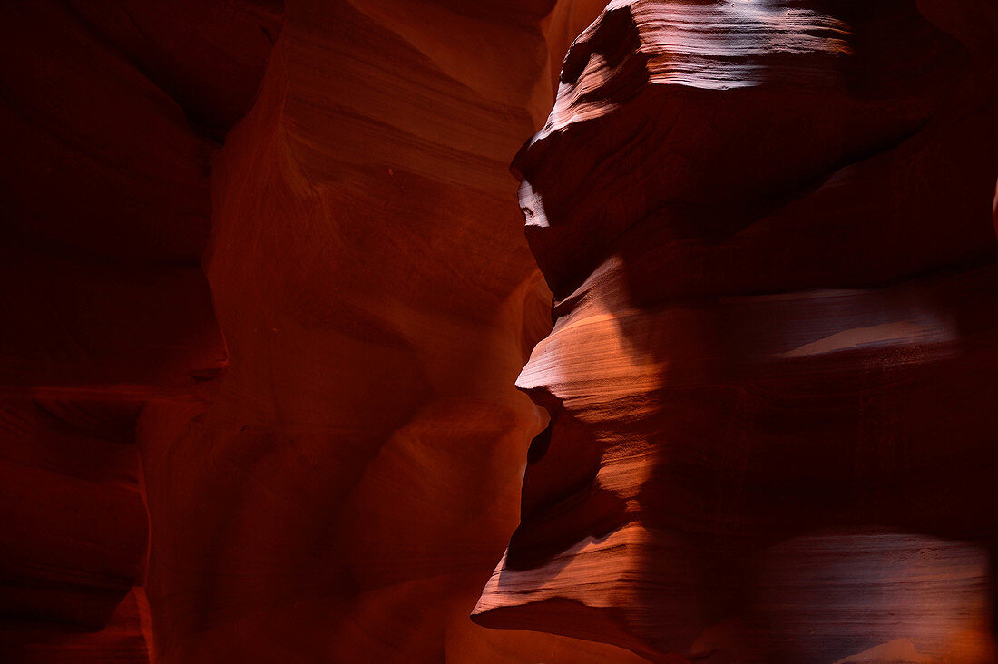 Ein farbiger Felsen, der wie das Profil eines Gesichts aussieht, im Antelope Canyon, nahe Page, Arizona, USA