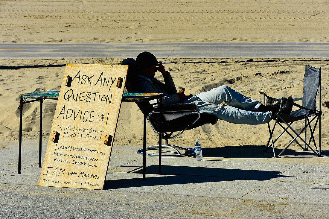 Lebenshilfe-Beratung durch einen Straßenkünstler am Venice Beach, Kalifornien, USA