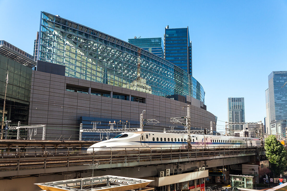 Shinkansen-Zug auf einem erhöhten Gleisabschnitt neben dem Internationalen Forum von Tokio am Bahnhof Yurakucho, Tokio, Japan, Tokio, Japan