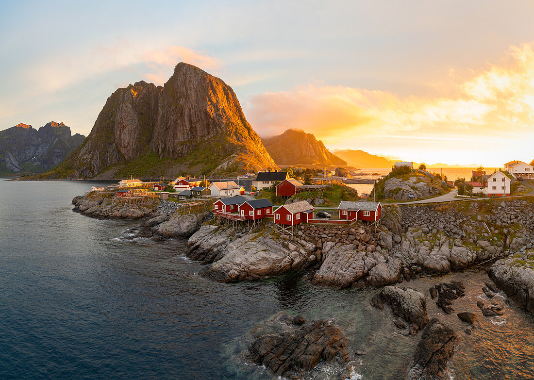 Rote Holzhütten, bekannt als Rorbu, im Dorf Reine auf der Insel Hamnoy auf den Lofoten. Rorbu ist ein norwegisches traditionelles Haus, das von Fischern genutzt wird. Heute werden die meisten von Touristen genutzt