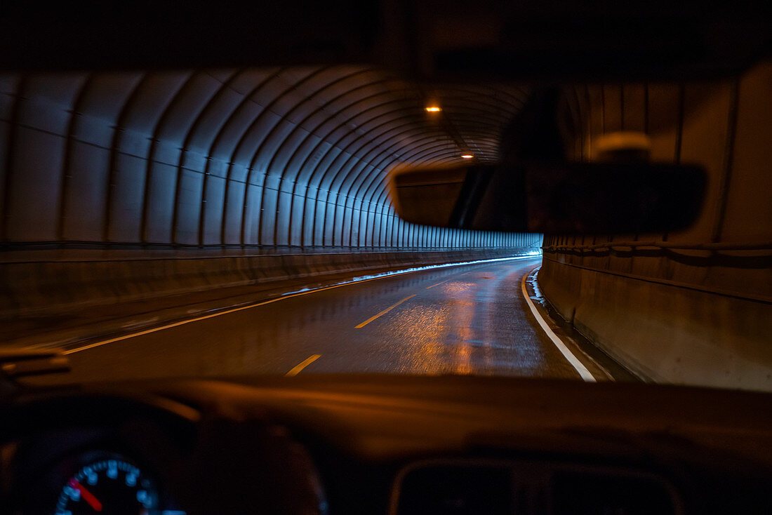 Fahreransicht, Fahren durch einen Straßentunnel, Lofoten-Inseln