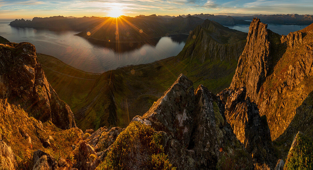 Sonnenaufgang über Bergen und Fjord, Insel Senja, Tromso