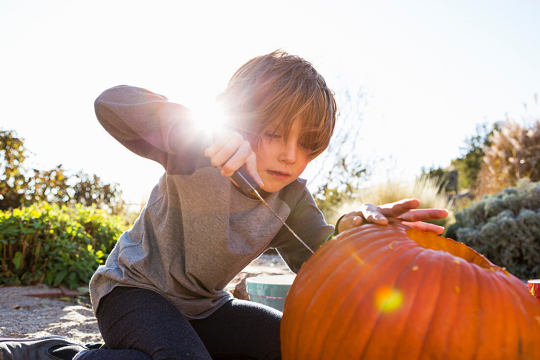 Sechsjähriger Junge schnitzt an Halloween einen Kürbis