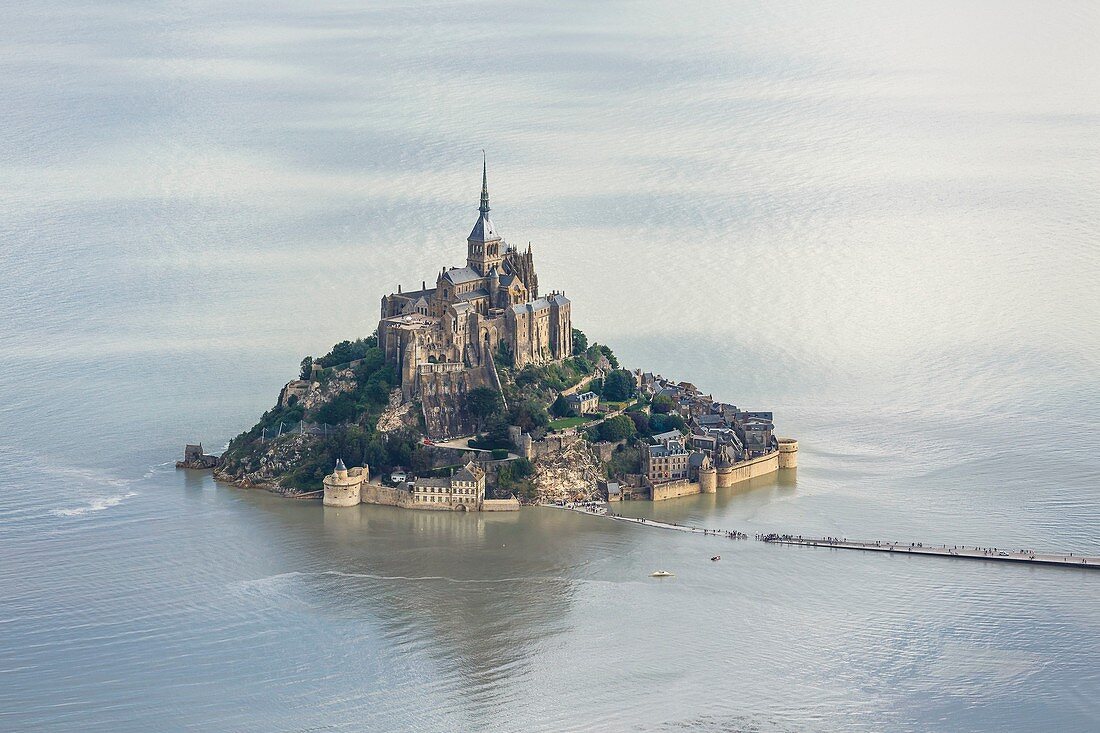 Frankreich, Manche, Le Mont Saint Michel, UNESCO Weltkulturerbe, der Berg bei Flut (Luftaufnahme)