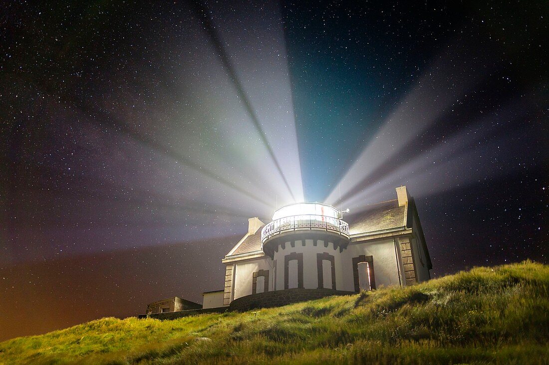 Frankreich, Finistère, Cap Sizun, Pointe du Millier, Der Millier-Leuchtturm leuchtet in der Nacht, Grand Site National