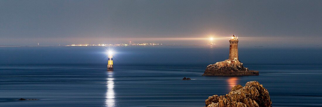 Frankreich, Finistère, Iroise, Sizun Punkt, Plogoff, Pointe du Raz, Nachtlichter über dem Gebiet Raz de Sein, Great National Site