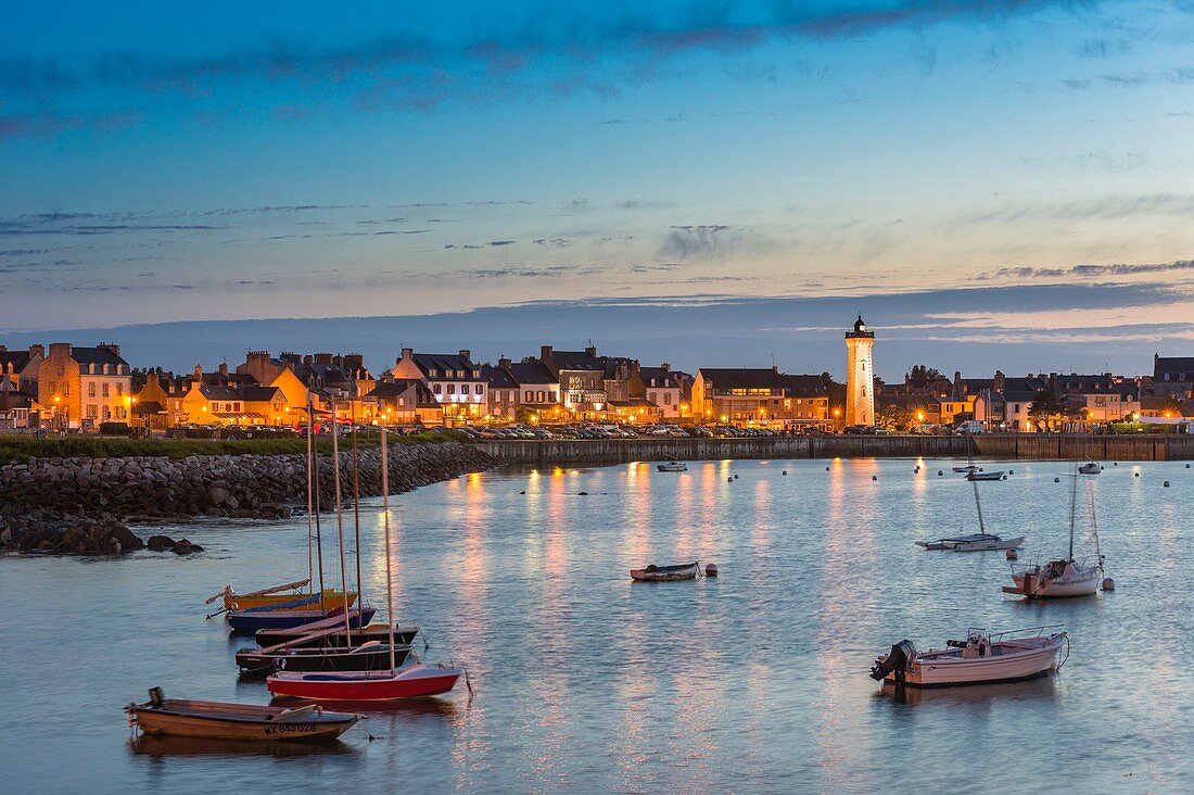 Frankreich, Finistère, Iroise Sea, Roscoff, das Dorf und der Leuchtturm