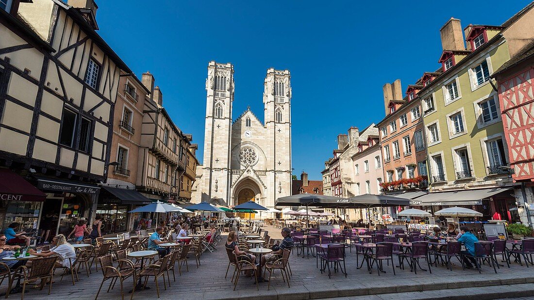 France, Saone et Loire, Chalon sur Saone, Saint Vincent square, Saint Vincent cathedral, built between 1090 and 1520, has a Neogothic facade
