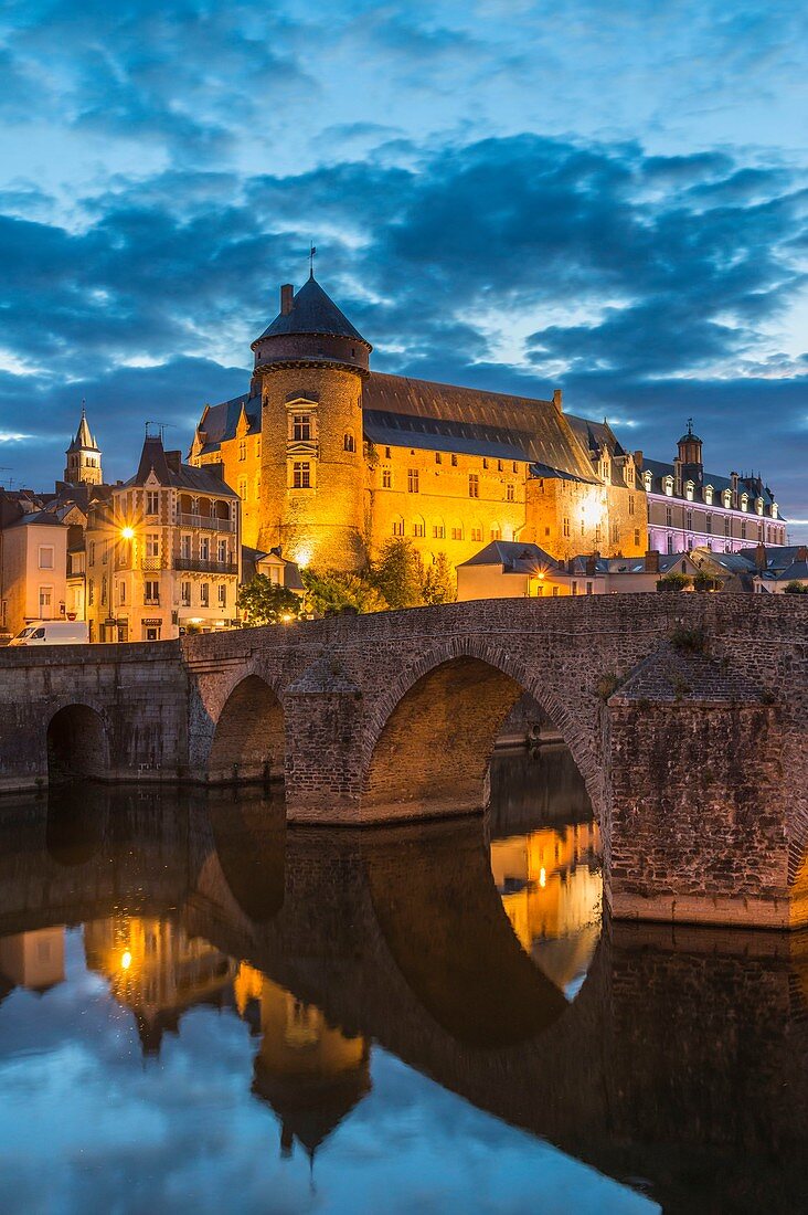 Frankreich, Mayenne, Laval, die Ufer des Flusses Mayenne, die mittelalterliche alte Burg und die alte Brücke