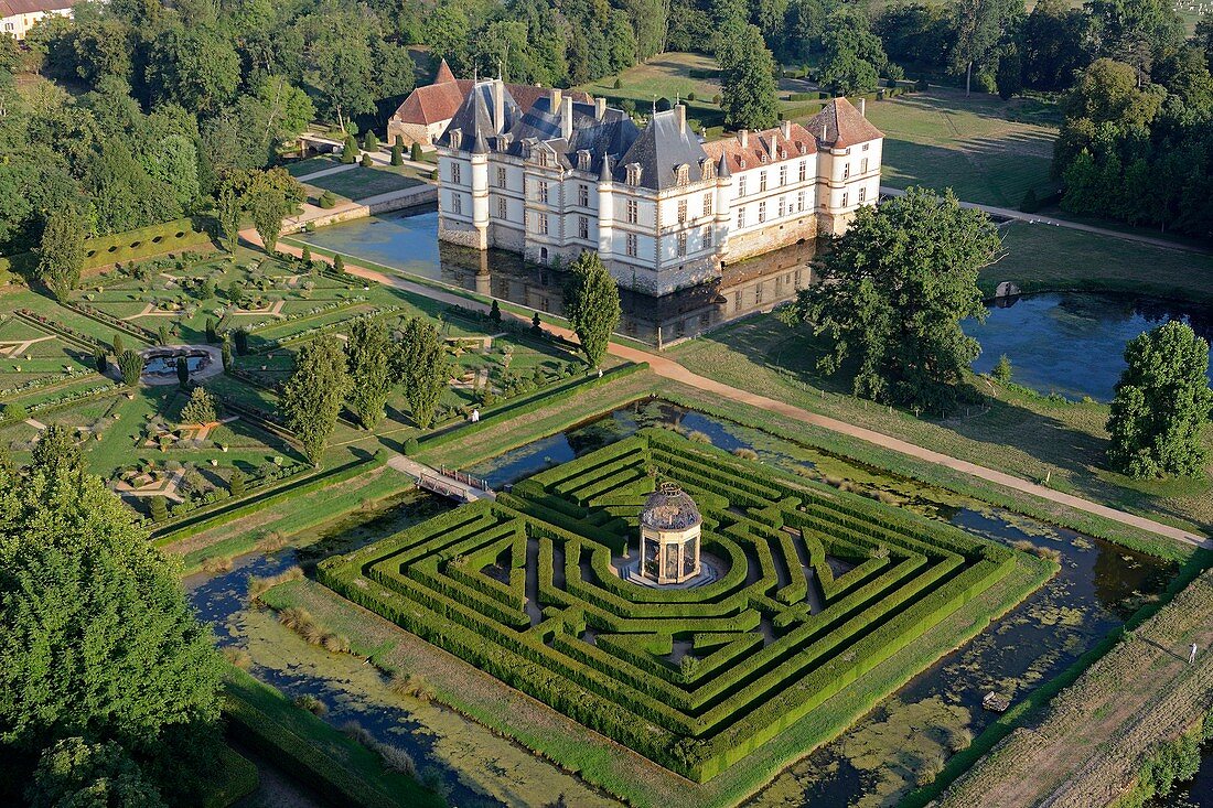 Frankreich, Saone et Loire, Cormatin, das Schloss (Luftaufnahme)