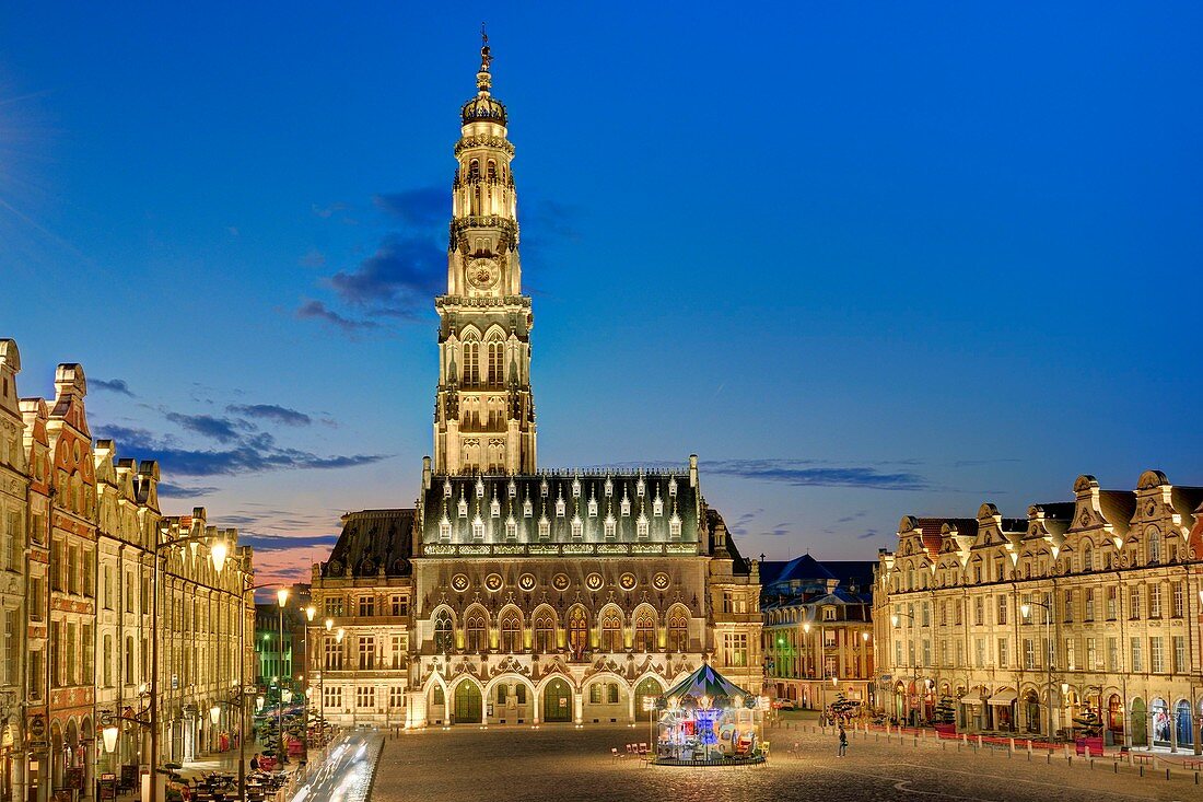 Frankreich, Pas de Calais, Arras, Place des Heros (Heldenplatz) und das Rathaus, UNESCO Weltkulturerbe