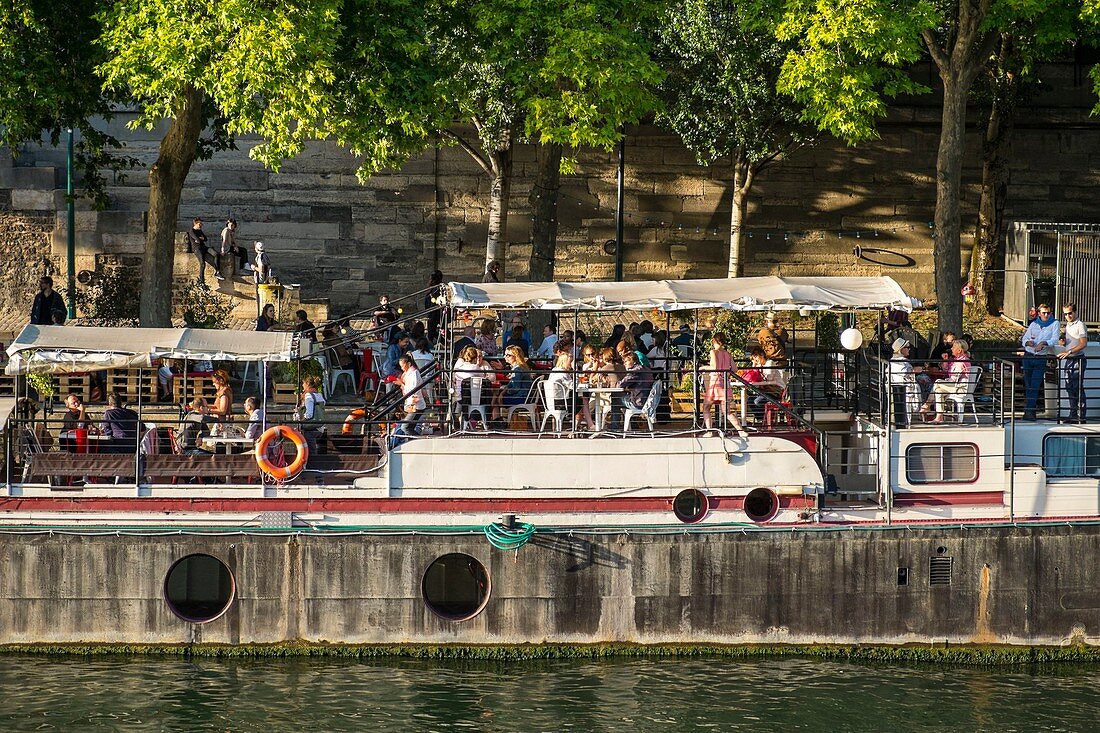 Frankreich, Paris, die Ufer der Seine, Lastkahn während der Paris Plage 2015