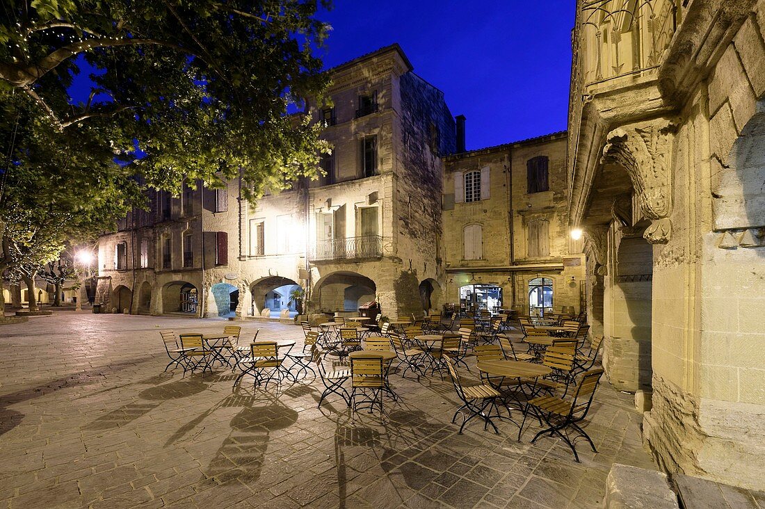 Frankreich, Gard, Pays d'Uzege, Uzes, der Place aux Herbes, umgeben von Arkadenhäusern und Straßencafés