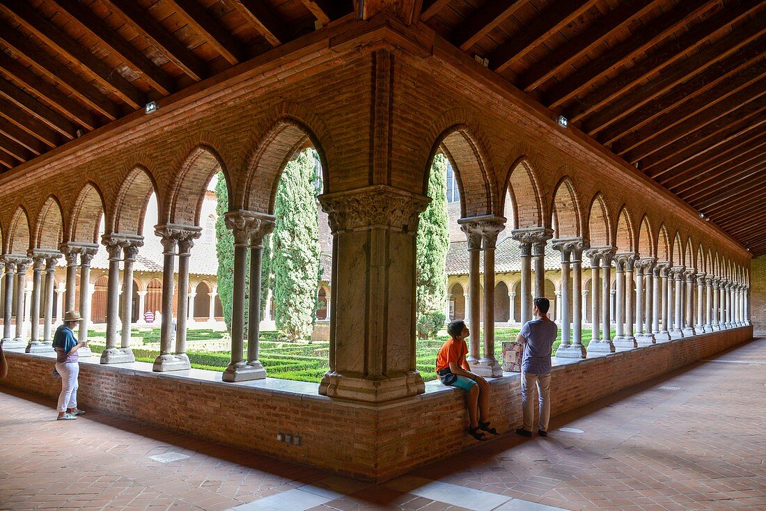 Frankreich, Haute Garonne, Toulouse, Jakobinerkloster aus dem XIII. Jahrhundert, Besucher in einem Kloster um einen mit Gemüseskulpturen geschmückten Garten