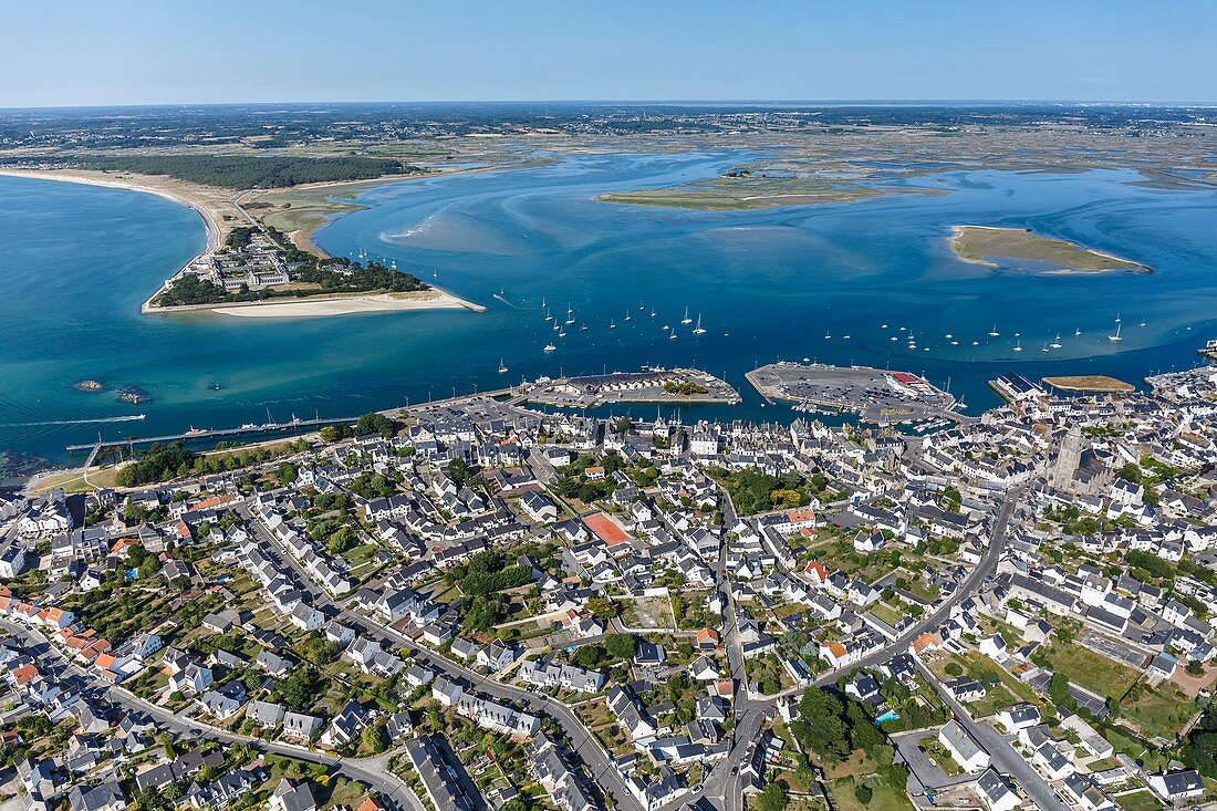 Frankreich, Loire Atlantique, Le Croisic, das Dorf, Salzwiesen von Pen Bron und von Guerande (Luftaufnahme)