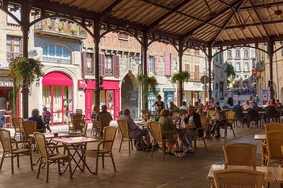 Frankreich, Lot, Figeac, Terrasse des Café-Restaurants unter dem Saal des Place Carnot
