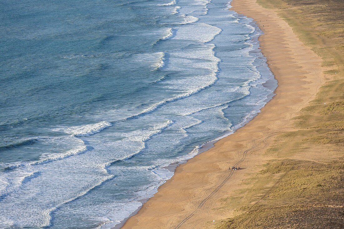 Frankreich, Vendee, La Tranche sur Mer, Wellen am Strand (Luftaufnahme)